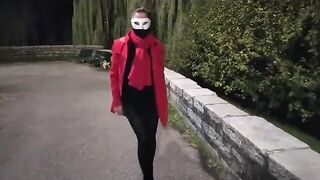 Riprende moglie milanese che si masturba di notte nel parco