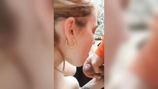 Pompino all'amico di mio marito che mi sborra le tettone