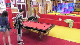 Il culo di Nikita che gioca a biliardo GFVIP