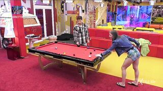 Il culo di Nikita che gioca a biliardo GFVIP