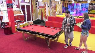 Il culo di Nikita che gioca a biliardo GFVIP