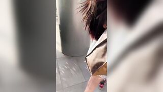 Priscilla lo prende in bocca in pubblico