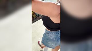 Priscilla lo prende in bocca in pubblico