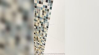 Teen italiana si spoglia e fa la doccia OF