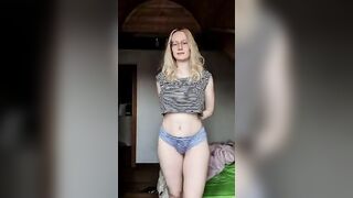 Faccia da professoressa con occhiali esce le tettone OF