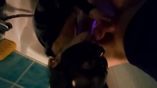 Pompino nella vasca dopo averla masturbata col dildo