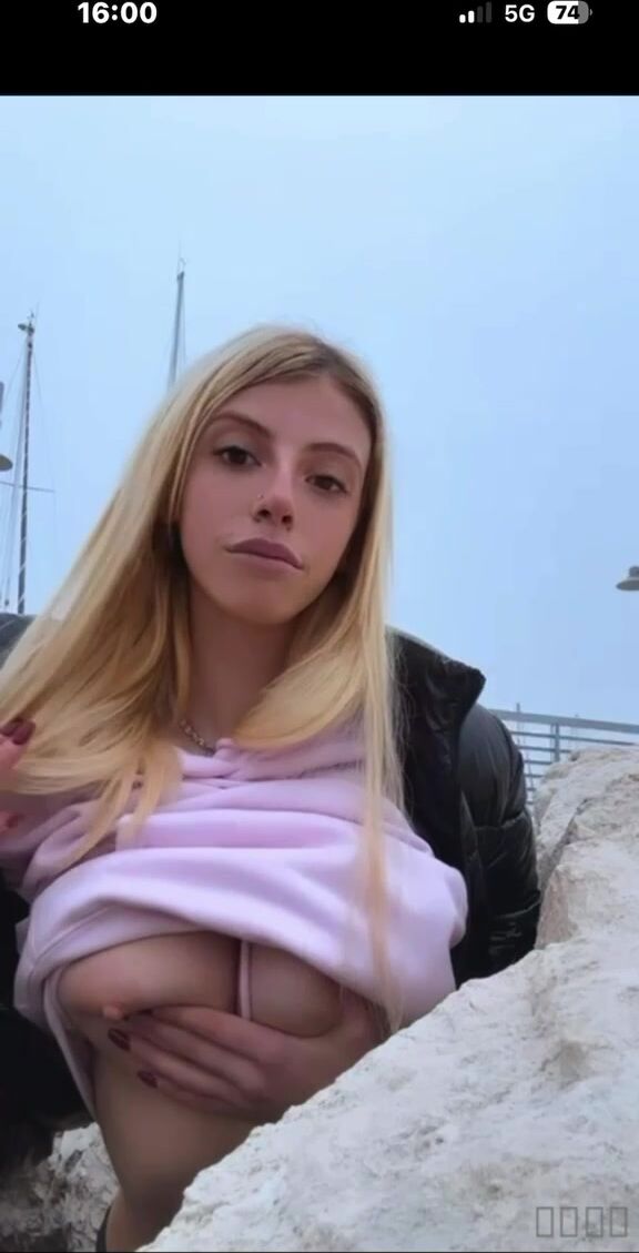 Sono al mare e ho voglia del tuo cazzo