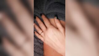 Milf italiana si strizza i capezzoli