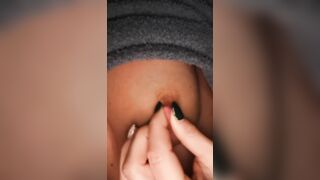 Milf italiana si strizza i capezzoli