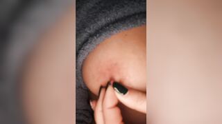 Milf italiana si strizza i capezzoli