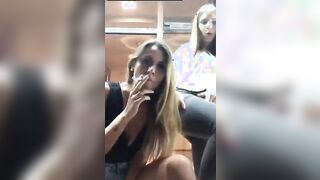 Ragazze italiane fanno le zoccolette al risorante