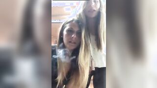 Ragazze italiane fanno le zoccolette al risorante