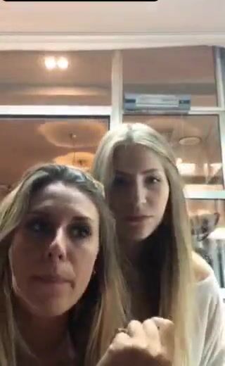 Ragazze italiane fanno le zoccolette al risorante