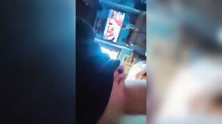 Geme e squirta prendendo il cazzo nel culo