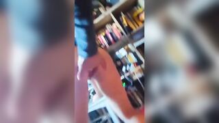 Geme e squirta prendendo il cazzo nel culo