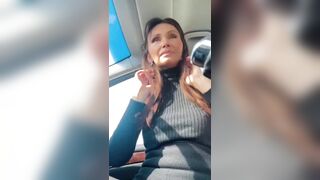 Milf esce le tette in macchina