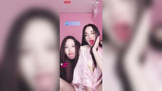 3 ragazze mostrano le tette su BIGO