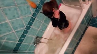 Moglie scopata a pecora nella vasca dal suo uomo