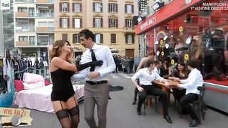 Samanta Togni in un balletto stile Ieri oggi e domani