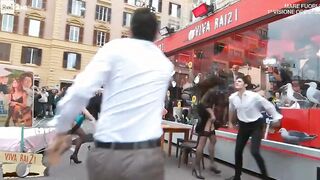 Samanta Togni in un balletto stile Ieri oggi e domani