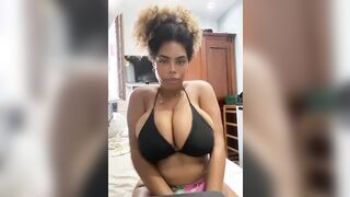 Morettina italiana con due grossi meloni