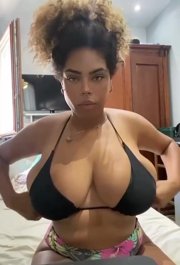 Morettina italiana con due grossi meloni