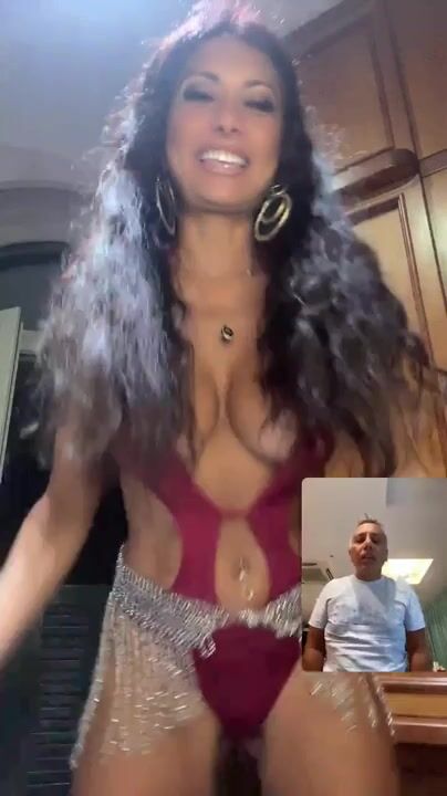 Paola esce le tette in diretta Bigo