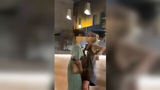 Lesbiche venete beccate a sditalinarsi nel pub