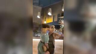 Lesbiche venete beccate a sditalinarsi nel pub