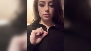 Morettina con tette naturali enormi