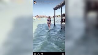 Paola Saulino al mare in bikini