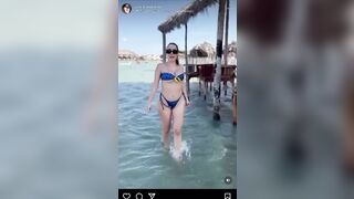 Paola Saulino al mare in bikini