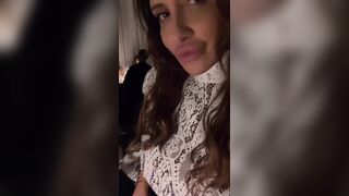 Milfona scosciata al ristorante