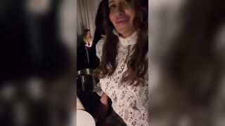 Milfona scosciata al ristorante