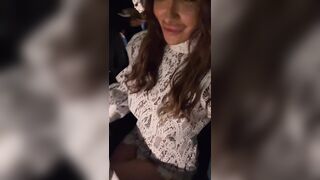 Milfona scosciata al ristorante