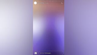 Diciottenne italiana si lecca i piedi