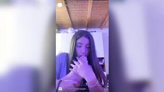 Diciottenne italiana si lecca i piedi