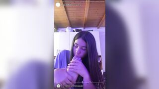 Diciottenne italiana si lecca i piedi