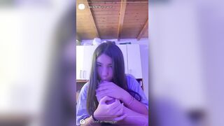 Diciottenne italiana si lecca i piedi