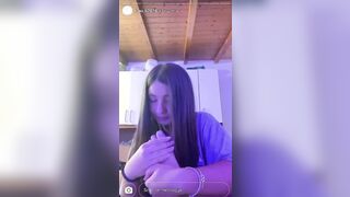 Diciottenne italiana si lecca i piedi