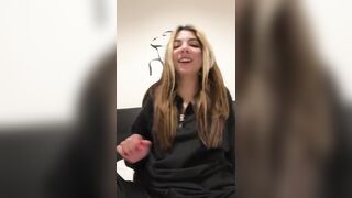 Teen bionda gioca coi piedi