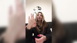 Teen bionda gioca coi piedi