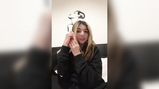 Teen bionda gioca coi piedi