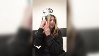 Teen bionda gioca coi piedi