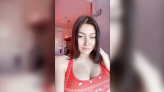 Ragazza italiana con belle tettone