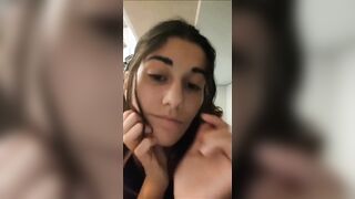 Studentessa italiana diciottenne si spoglia nuda