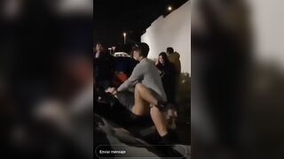 Scopata fuori dalla discoteca sul cofano della macchina davanti agli amici