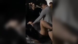 Scopata fuori dalla discoteca sul cofano della macchina davanti agli amici
