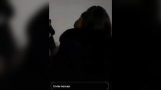 Scopata fuori dalla discoteca sul cofano della macchina davanti agli amici