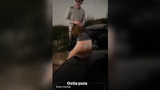 Scopata fuori dalla discoteca sul cofano della macchina davanti agli amici